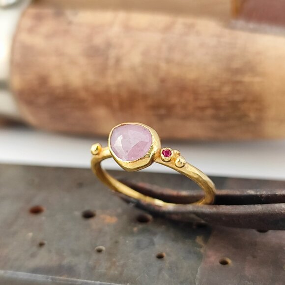 Sapphire ring. 14K Yellow gold ring with Pink Sapphire & small Ruby. Unique ring - Picture 3 of 14